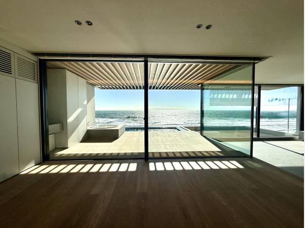 窓の向こうに広がるのは、視界を遮るもののない水平線