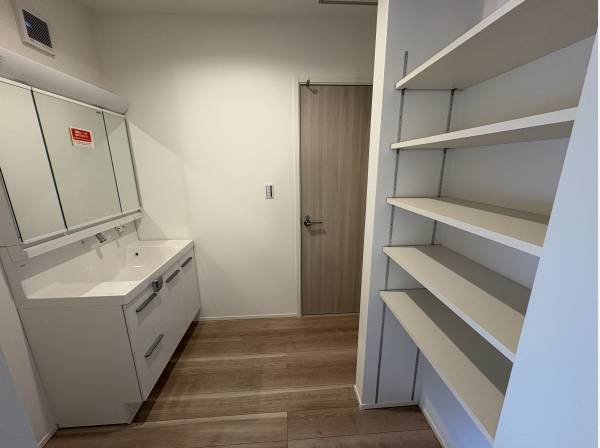 洗面台には収納棚が有ります！