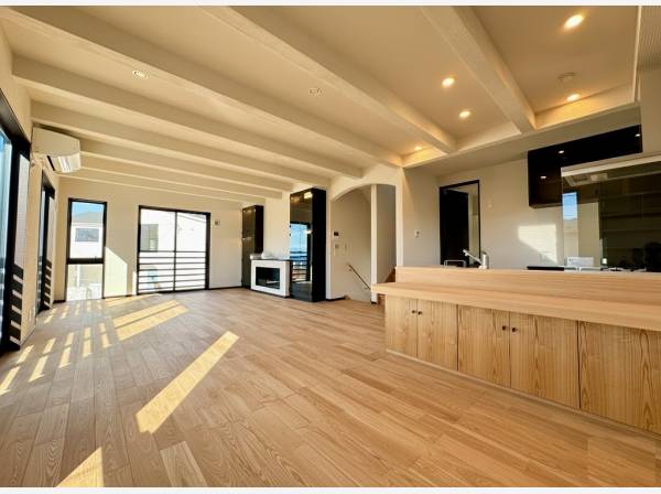 26.87帖LDKは、カウンターキッチンを備えた贅沢な間取り