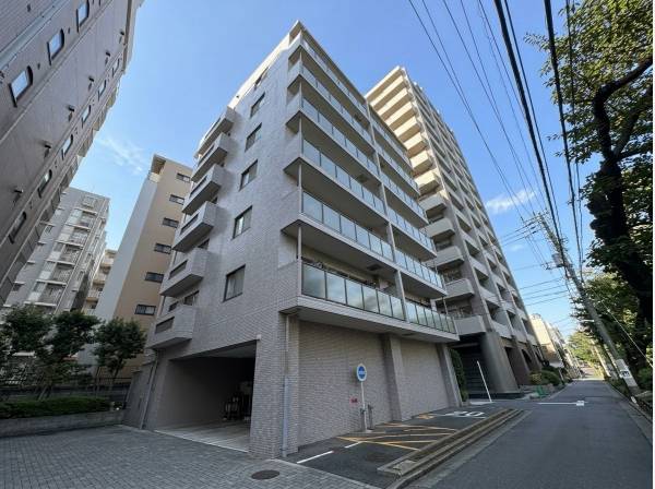 藤沢駅徒歩7分、街に馴染むマンション外観