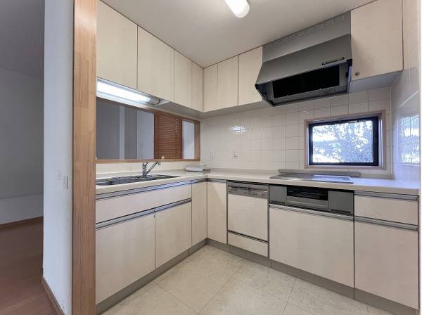 個室感のあるL字型キッチンは作業スペースも広く快適です