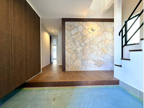 石貼りが迎える上質な玄関