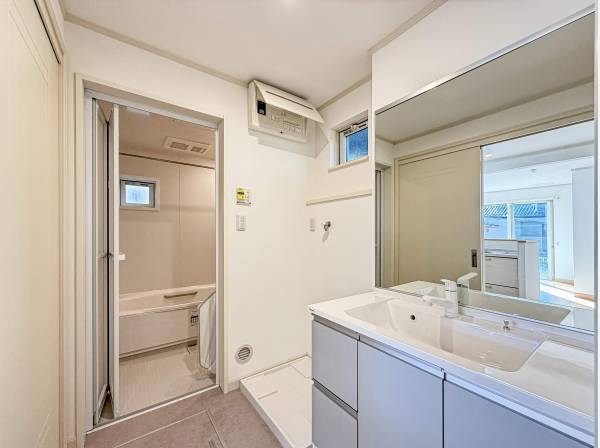 洗面化粧台、ユニットバスは全て新規交換未使用です