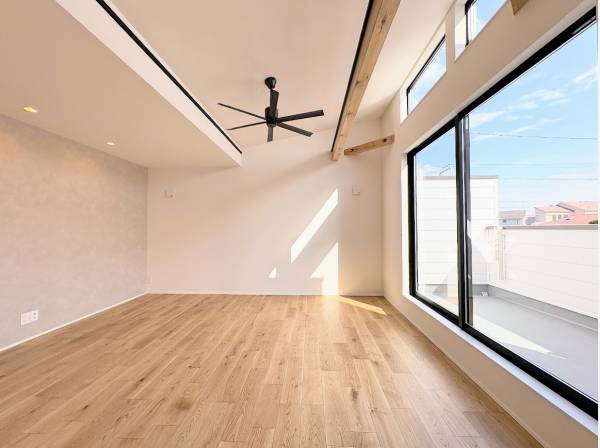 大きな窓から暖かい日が入ってきます