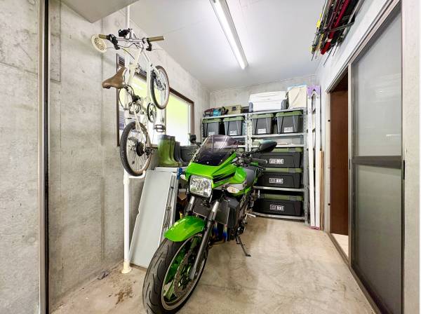 玄関ポーチ横にはバイクガレージ
