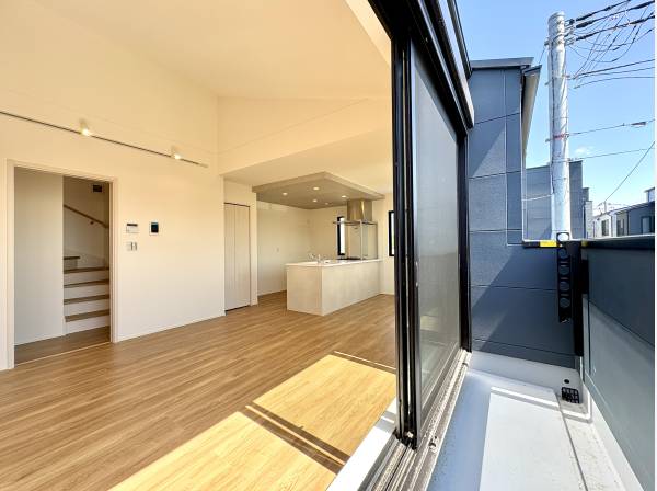 リビングから繋がるバルコニー