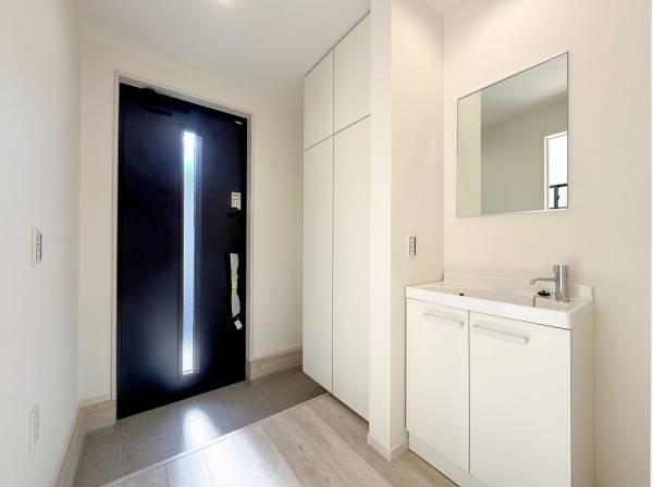 玄関には衛生面に配慮したウェルカム洗面台を配置