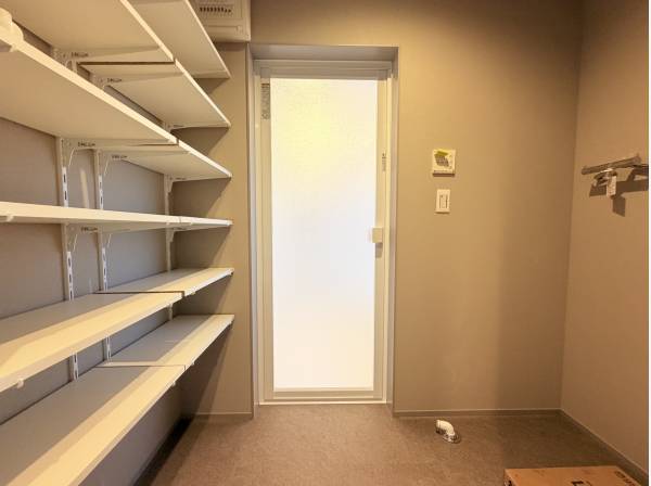 お風呂場横の脱衣所も収納たっぷり♪