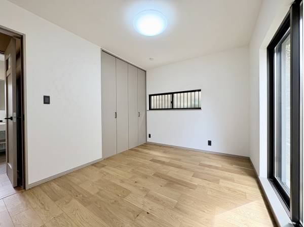 LDKの隣には広めのクローゼットが付いた寝室があります