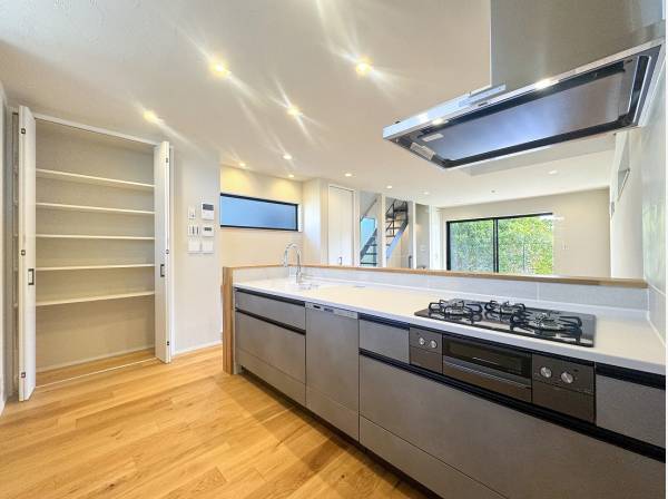 キッチンサイドの収納はパントリーとしても活用できるでしょう