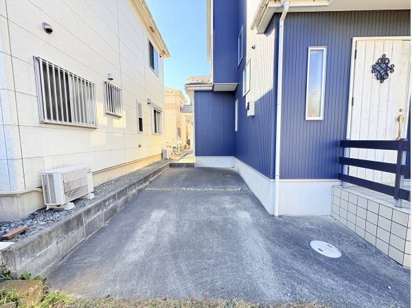 前面道路も交通量が少ないので、駐車も楽々です。