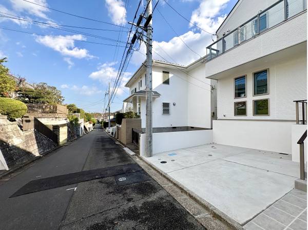 落ち着いた通りに柔らかな光が届き日常がすっと整う周辺環境