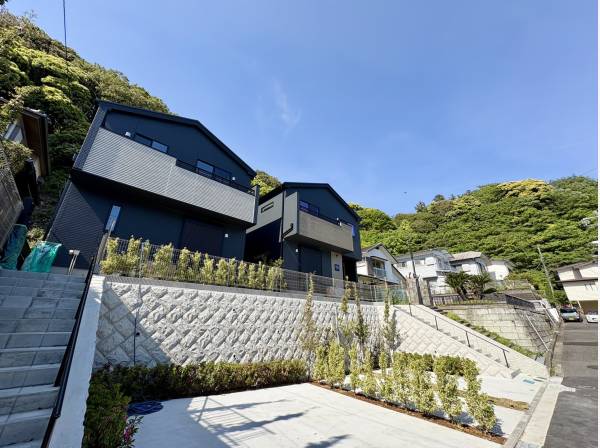 豊かな緑とともに暮らす穏やかなロケーションに佇む新築邸宅です