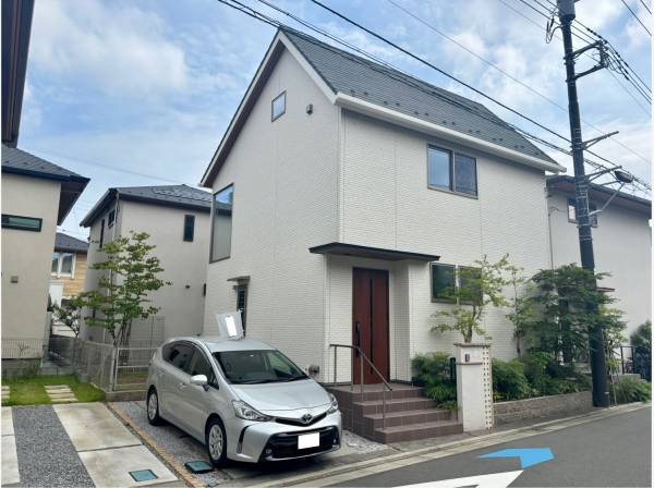 駐車場付きのスマートなファザード