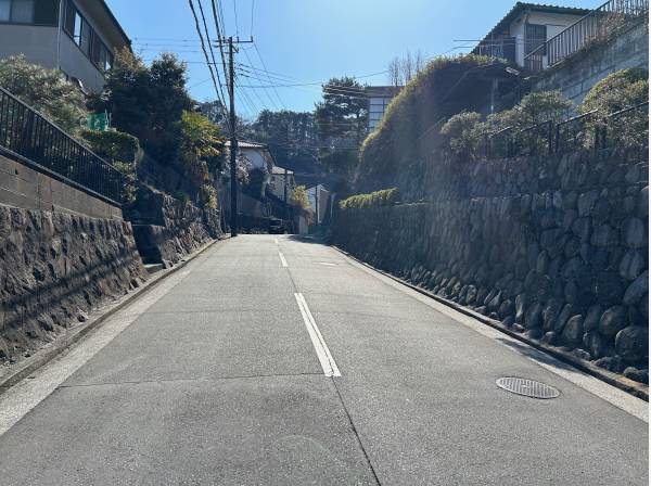 面している通りはゆとりがありますのでお車も安心