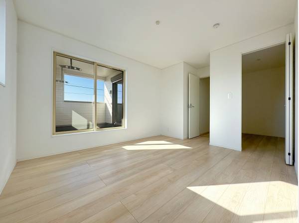 好みの収納家具でアレンジの出来るWICが備わったベッドルーム