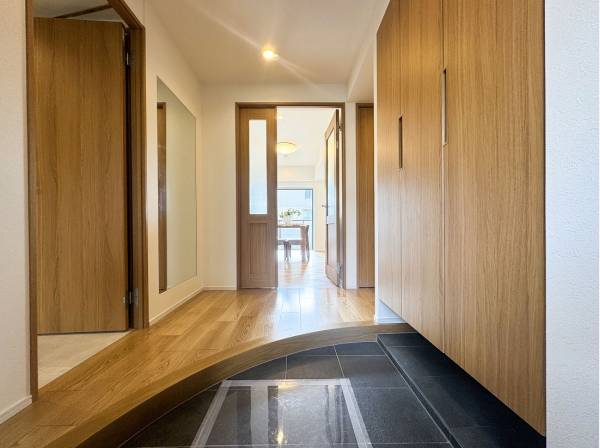 緩やかな曲線が奥行きと開放感を与えます