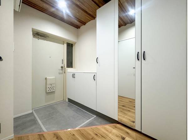 さっと身だしなみを整えるのに便利な全身鏡付きのシューズボックス