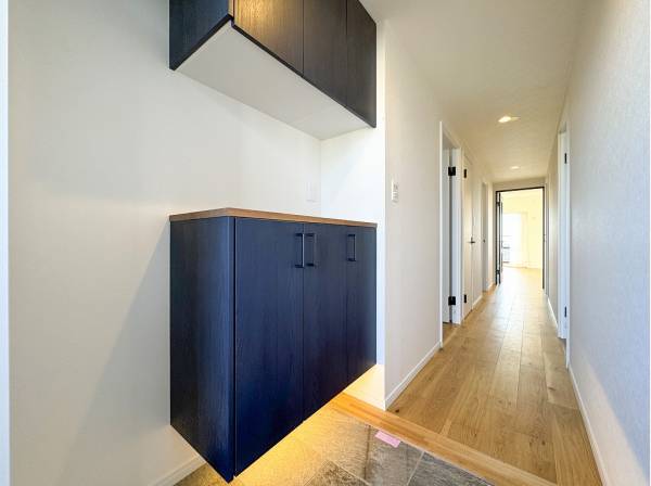 間接照明がお洒落なエントランスは浮かせる収納でお掃除がしやすそう