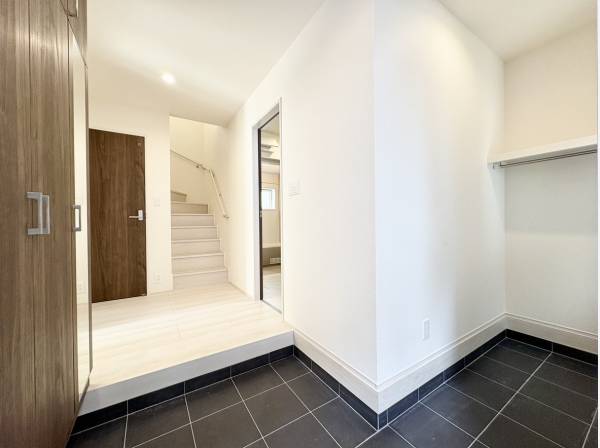 広い玄関スペース