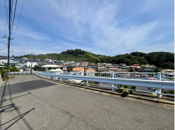 前面道路からの眺望、2階からの眺望も良さそう、、