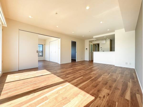 扉を開放すると約24帖もの広いLDKになります