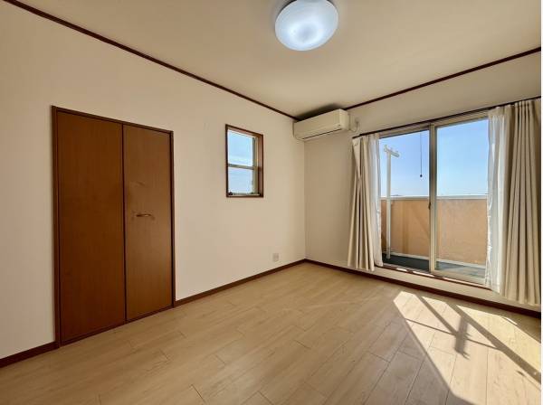 約6帖＋納戸2帖の広々とした空間となっております。