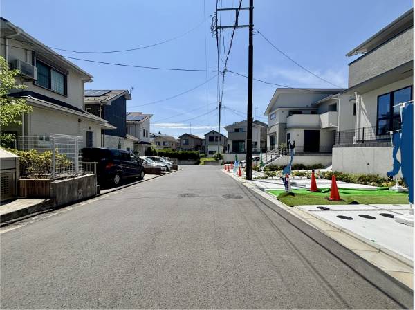 ゆとりある全面道路です