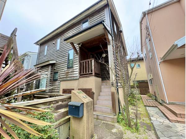 閑静な住宅地に馴染む風合いのある無垢の外観