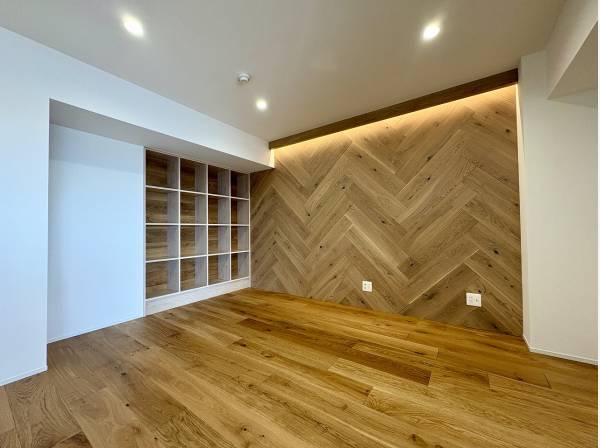 無垢の表情が際立つアクセント壁が空間を引き締めます