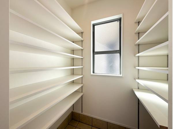 ベビーカーや三輪車もここにしまっておけそうです