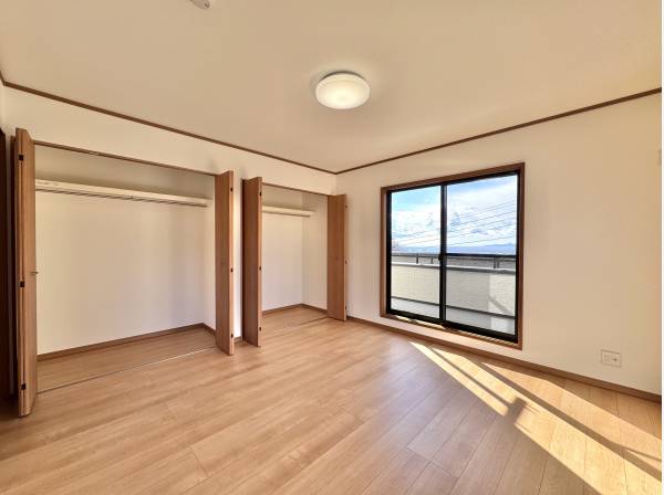 朝の光と海景色で目覚める一室。