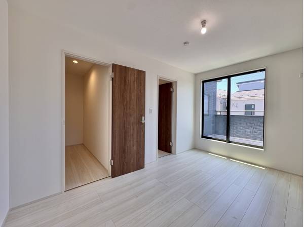 木目の建具が温かみを添える、落ち着いた洋室。
