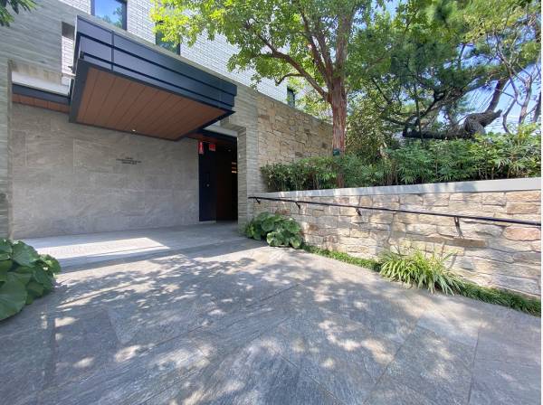 重厚な外構に緑が寄り添うバランスのとれたエントランス