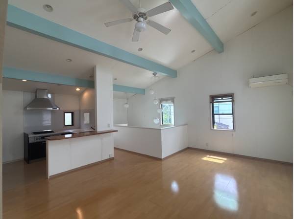 素敵なパステルブルーが映えるあたたかい2階LDK