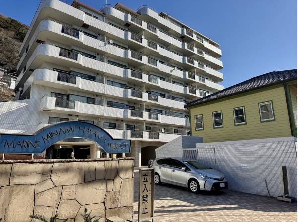 南国ムード漂う外観。海辺の街に映えるマリンテイスト。