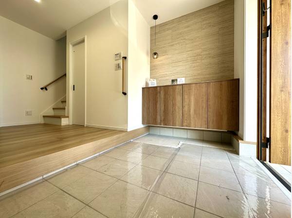 エコカラットプラスにより、消臭効果のある玄関