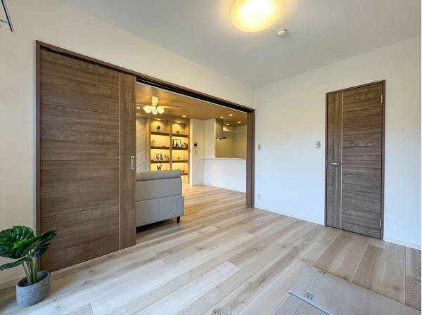 リビングとフラットに繋がるお部屋にはWICが完備されています