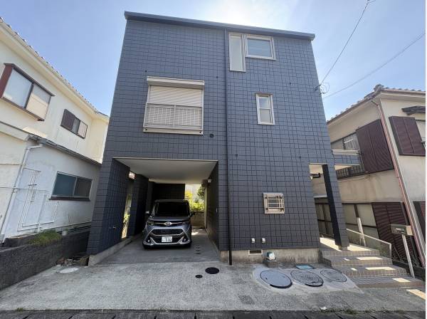 大きなガレージが付いておりますので、大型の車でも安心です。
