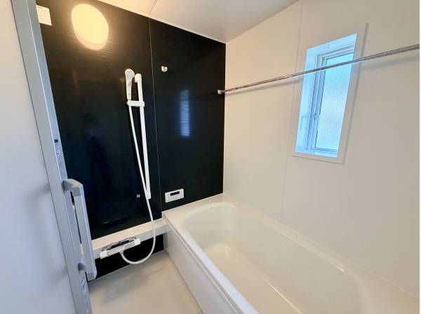 黒と白を基調としたバスタブ