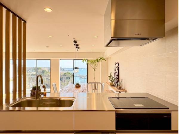 海を眺めながら料理ができます