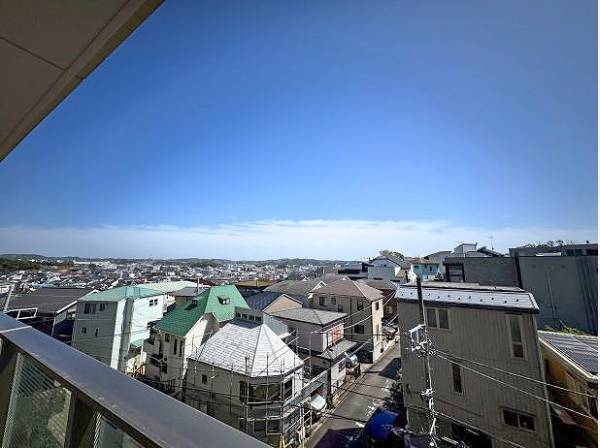 街並みを見下ろす抜けた眺望が広がるバルコニー