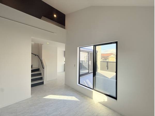 勾配天井で開放的なリビングルーム