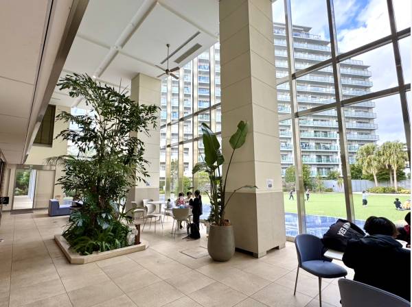 ホテルのような豪華なエントランス。コンシェルジュサービスが日々の暮らし