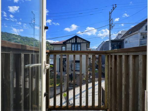 空と抜け感を感じる、葉山らしいバルコニー。