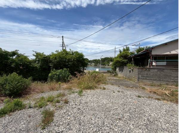 土地面積約425.13㎡(約128.60坪)もの自然に包まれた土地