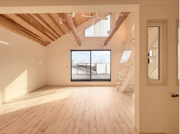 リビングの窓からは逗子の緑も望めます。