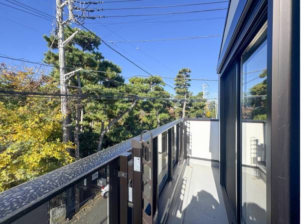 『氷室椿庭園』の緑を見渡せる贅沢なバルコニー