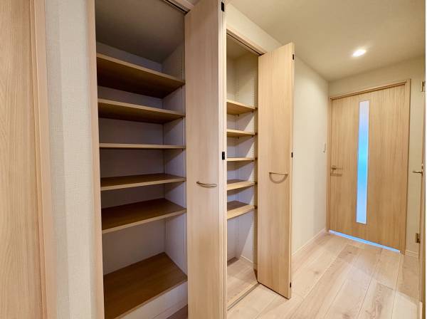 廊下スペースには空間を活かした収納棚を完備