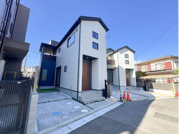 芝の敷かれた小さなお庭スペースがあります